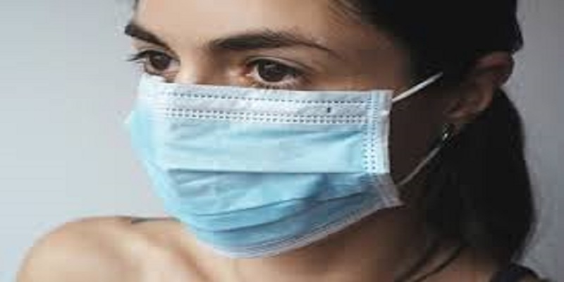 Une-femme-achete-un-masque-et-decouvre