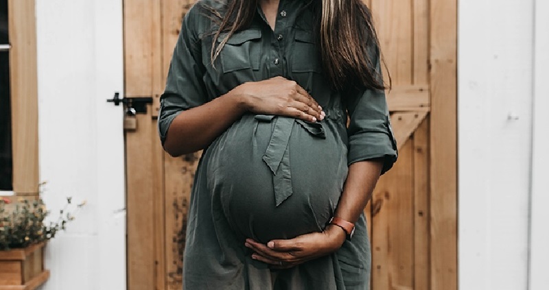 Une-femme-enceinte-agressee-et-trainee-au-sol-par-6-mineurs