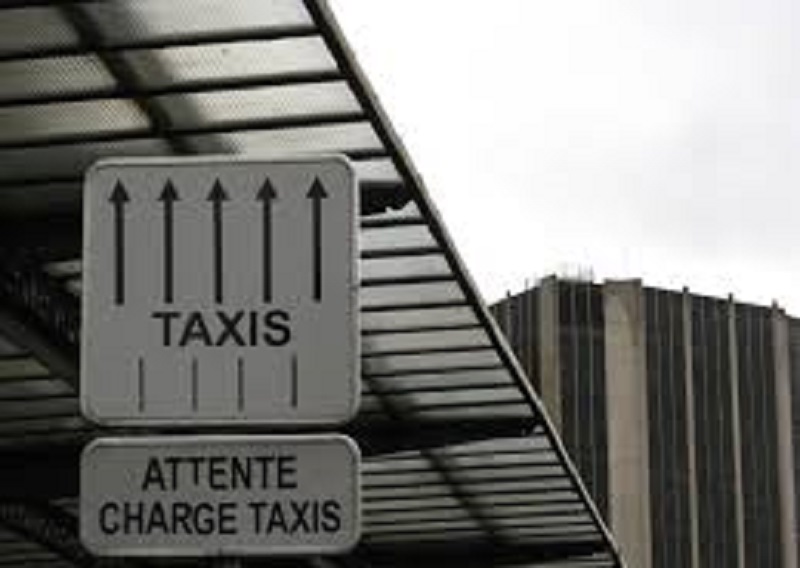 Une-femme-gare-son-auto-sur-une-place-reservee-aux-taxis-la-reaction-surprenante-dun-chauffeur-enerve