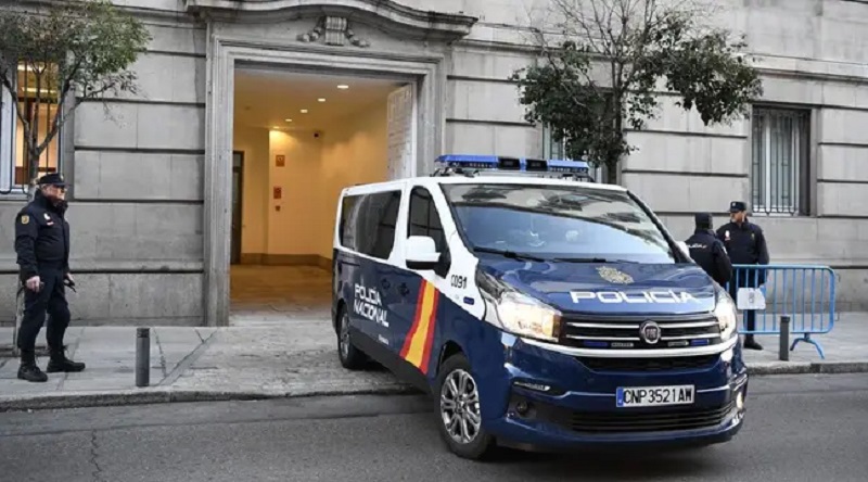 Une-femme-nue-grimpe-sur-une-voiture-de-police-en-plein-confinement-video