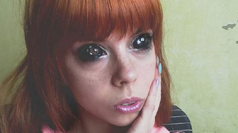 Une-influenceuse-perd-la-vue-apres-setre-fait-tatouer-les-yeux-en-noir