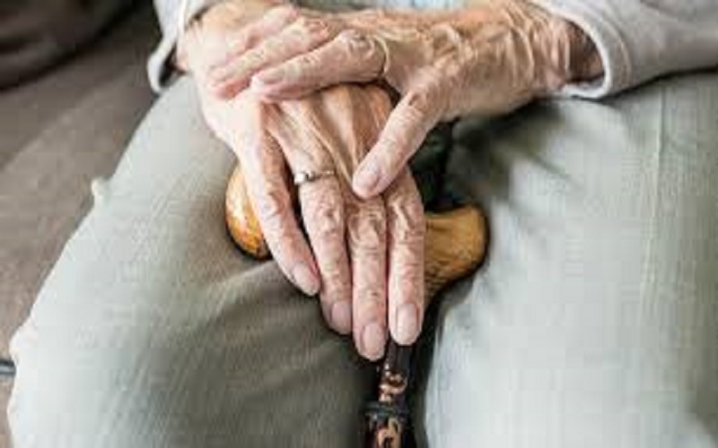 Une-mamie-de-91-ans-met-un-cambrioleur-en-fuite-avec-un-baton