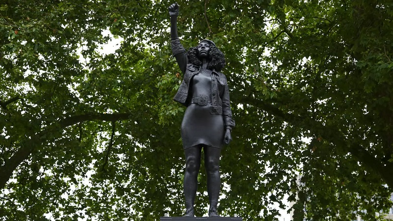 Une-manifestante-noire-erigee-en-statue-a-la-place-dun-esclavagiste