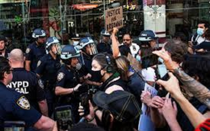 Une-orthodontiste-tranche-la-gorge-de-sa-rivale-au-rasoir