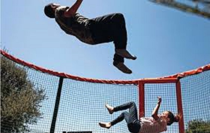 Une-petite-fille-forcee-de-sauter-sur-un-trampoline-jusqua-la-mort