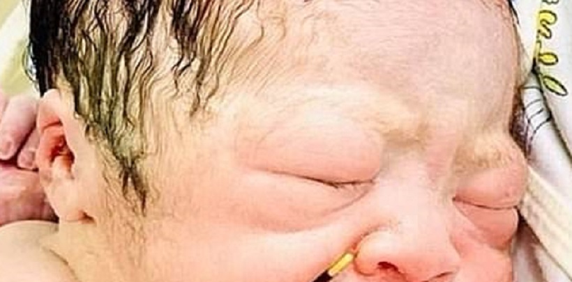 Photo Un Bebe Attrape Le Sterilet De Sa Mere Dans La Main A Sa Naissance L Frii