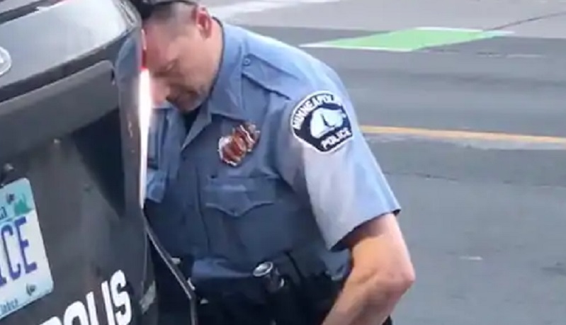 Une-retraite-de-plus-de-900-millions-FCFA-pour-le-policier-qui-a-asphyxie-George-Floyd