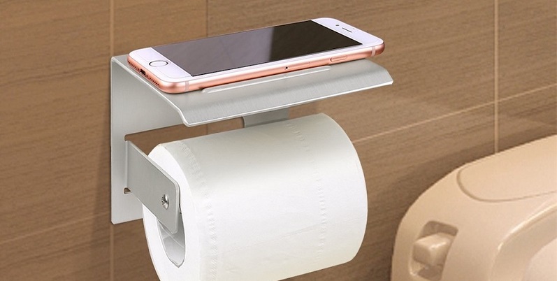 Utiliser-son-smartphone-aux-WC-augmente-les-risques-de-developper-les-hemorroides-etudes