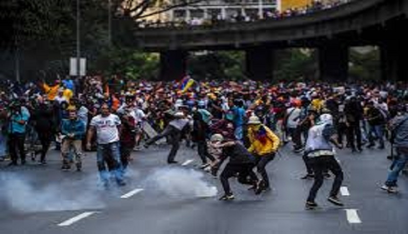 Venezuela-une-manifestation-contre-la-penurie-dessence-vire-au-drame