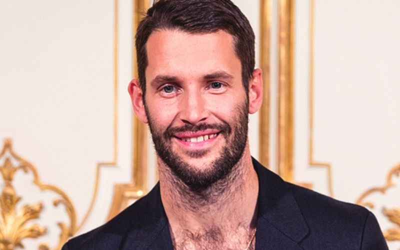 Victime-dhomophobie-apres-la-publication-dun-baiser-avec-son-compagnon-Jacquemus-reagit