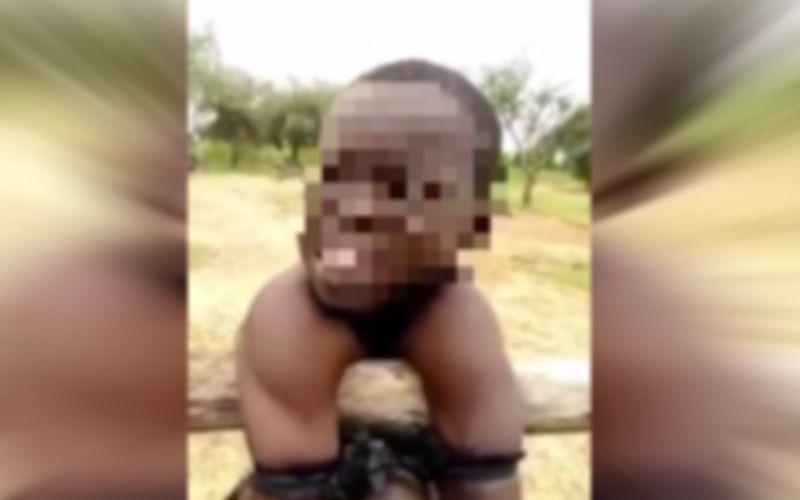 Video-Burkina-Faso-une-milice-dauto-defense-Koglweogo-torture-un-enfant-attention-images-choquantes