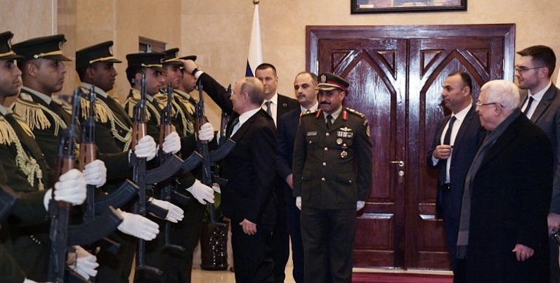 Video-Ce-geste-de-Poutine-en-train-de-rhabiller-un-militaire-palestinien-seduit-le-web