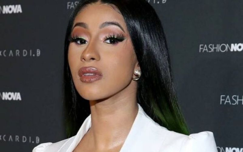 Video-En-bikini-Cardi-B-clashe-ses-detracteurs-qui-laccusent-de-retoucher-ses-photos