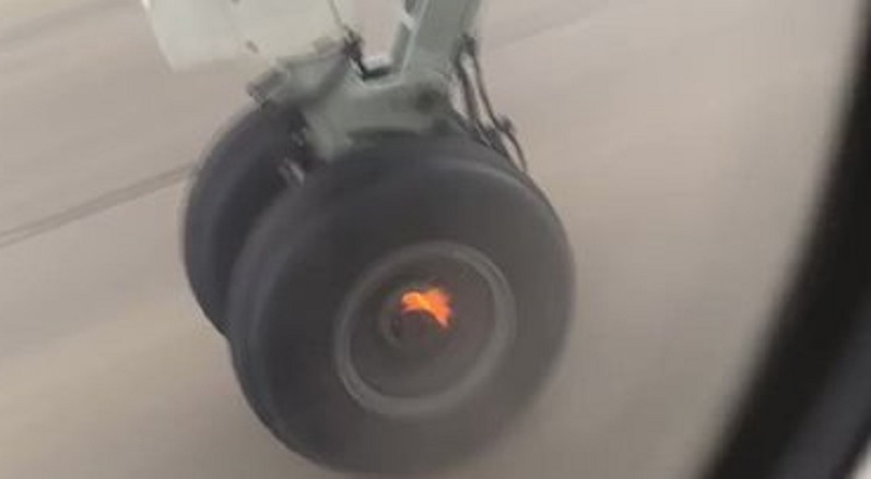 Video-En-pleine-phase-de-decollage-une-roue-se-detache-dun-avion-dAir-Canada