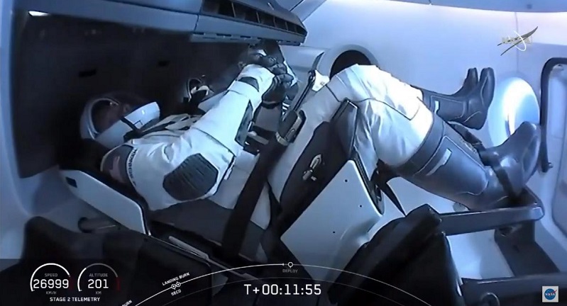 Video-La-capsule-de-SpaceX-sest-amarree-a-la-Station-spatiale-internationale