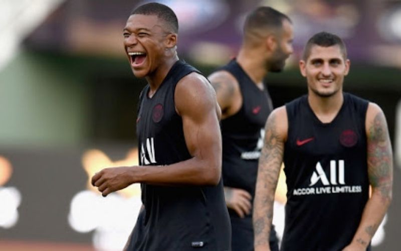 Video-Quand-Mbappe-et-ses-coequipiers-jouent-avec-le-telephone-de-Verratti-dans-la-piscine