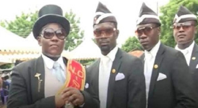 Video-Qui-sont-ces-porteurs-de-cercueils-qui-font-actuellement-le-buzz-sur-le-web