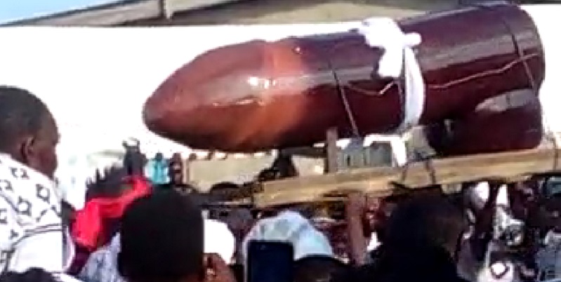 Video-Surprenant-cercueil-en-forme-de-penis-pour-un-enterrement