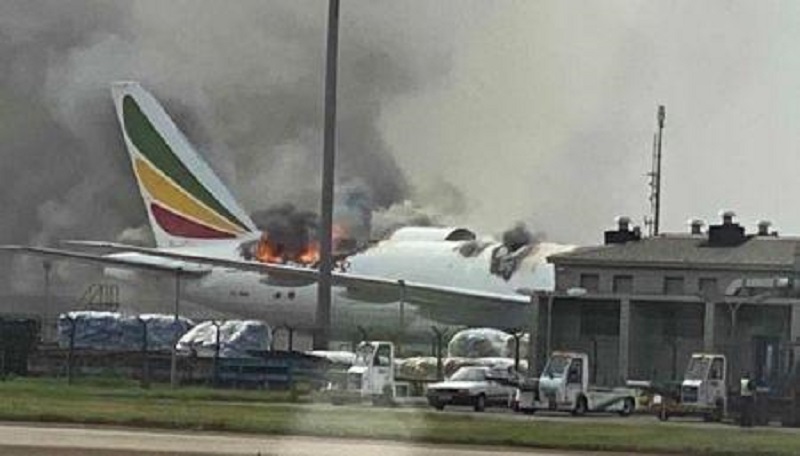 Video-Un-Boeing-dEthiopian-Airlines-prend-feu-en-plein-chargement