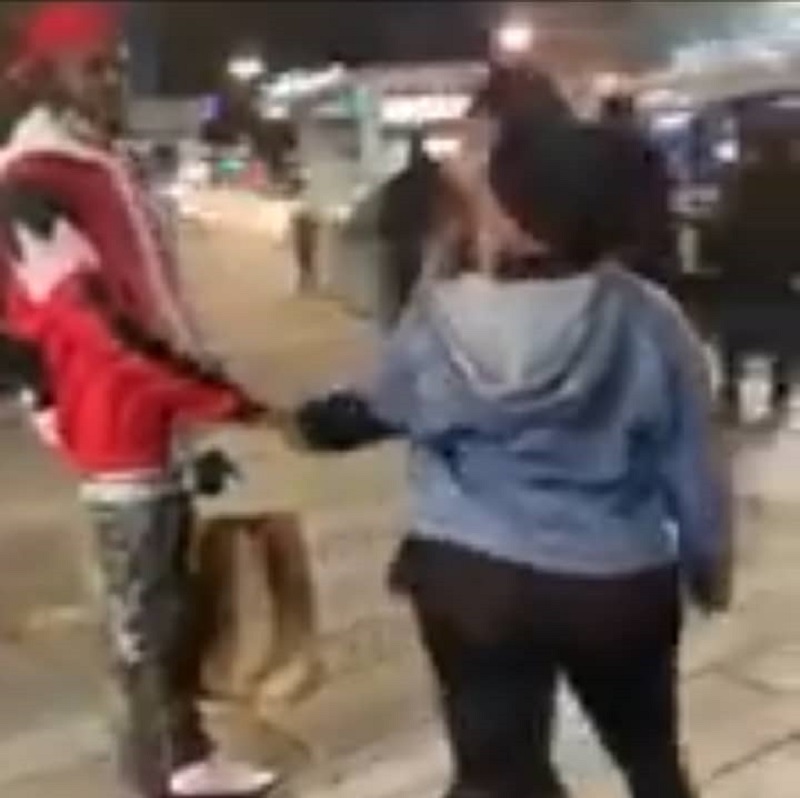 Video-Victime-dune-trahison-amoureuse-elle-deshabille-en-public-son-cheri-quelle-prend-en-charge