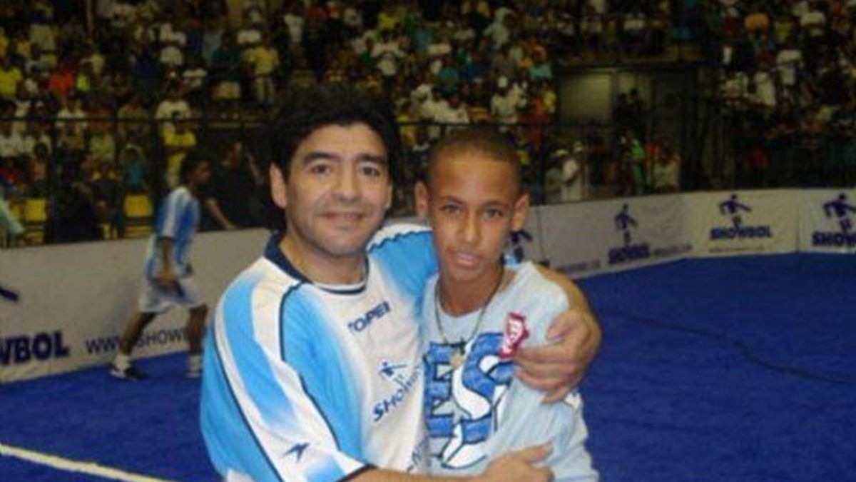 Video-quand-Neymar-12-ans-rencontrait-Maradona-dans-le-car-de-lArgentine