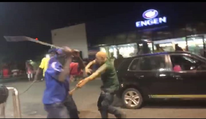 Video-un-Blanc-se-fait-chicoter-correctement-pour-avoir-traite-les-Noirs-de-singes