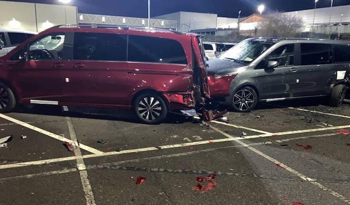 Vire-par-Mercedes-Benz-il-detruit-50-voitures-a-lusine-par-vengeance