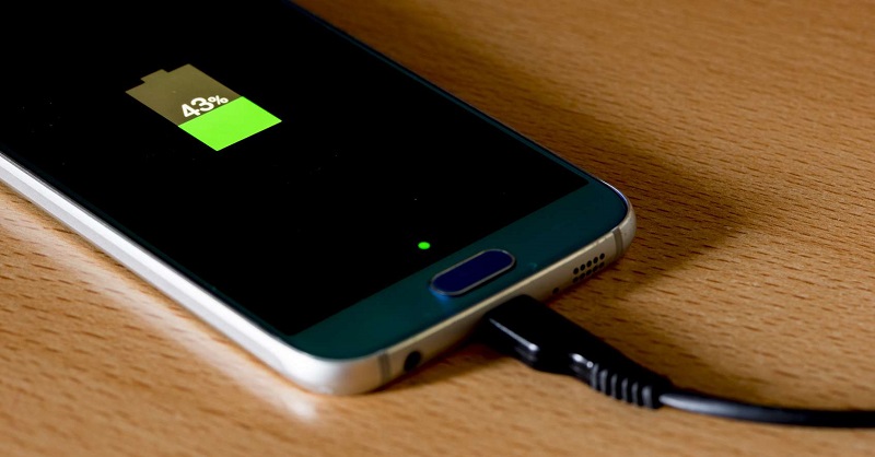 Voici-3-astuces-pour-recharger-rapidement-votre-smartphone