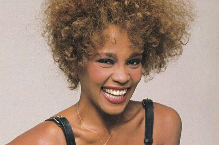 Voici-lactrice-qui-incarnera-Whitney-Houston-dans-le-biopic-sur-la-chanteuse