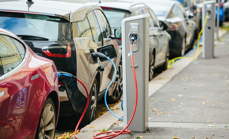 Ce pays européen veut supprimer l'exemption de TVA sur les voitures électriques d'ici à 2027