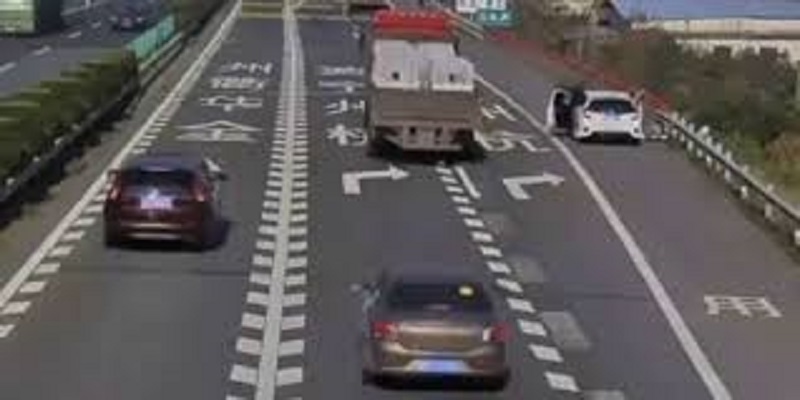 Voulant-renverser-des-passants-il-se-fait-rattraper-par-le-destin