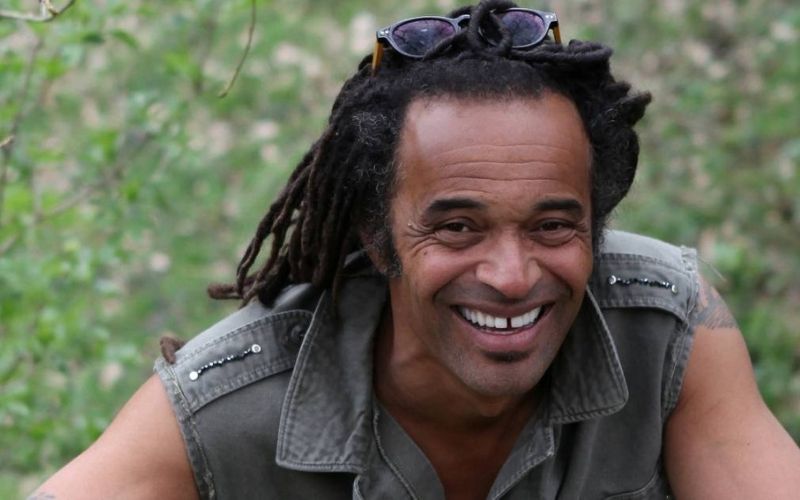 Yannick-Noah-ivre-nu-et-arrete-par-la-police-une-drole-dimage-devoilee