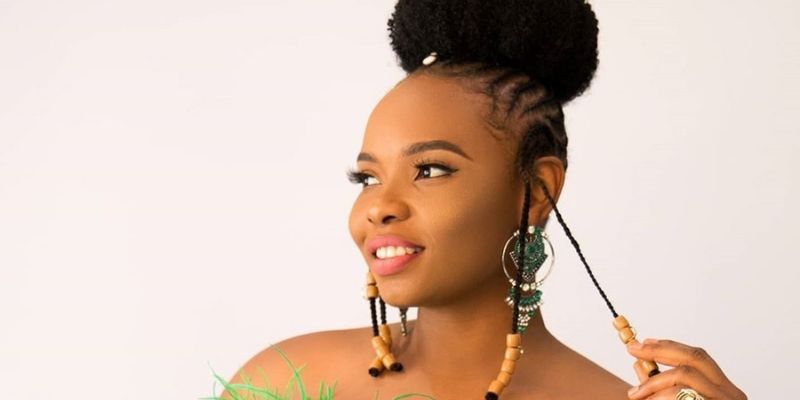 Yemi-Alade-la-chanteuse-devoile-sa-poitrine-dans-un-decollete-XXL