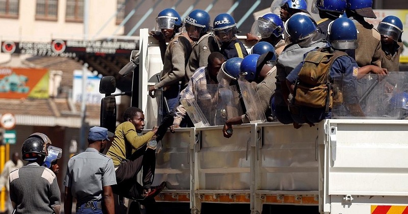 Zimbabwe-contre-les-manifestations-le-gouvernement-deploient-dans-les-rues-des-forces-de-lordre