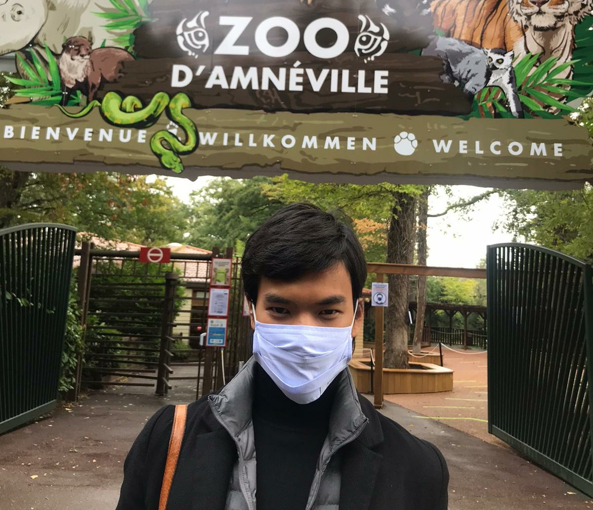 Zoo-dAmneville-Le-comedien-Jeremy-Bellet-harcele