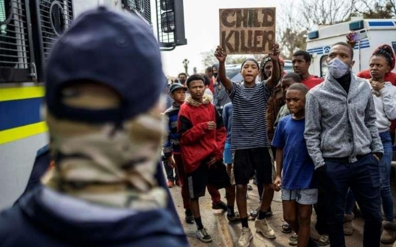 afrique-du-sud-2-policiers-arretes-pour-le-meurtre-dun-adolescent-de-16-ans