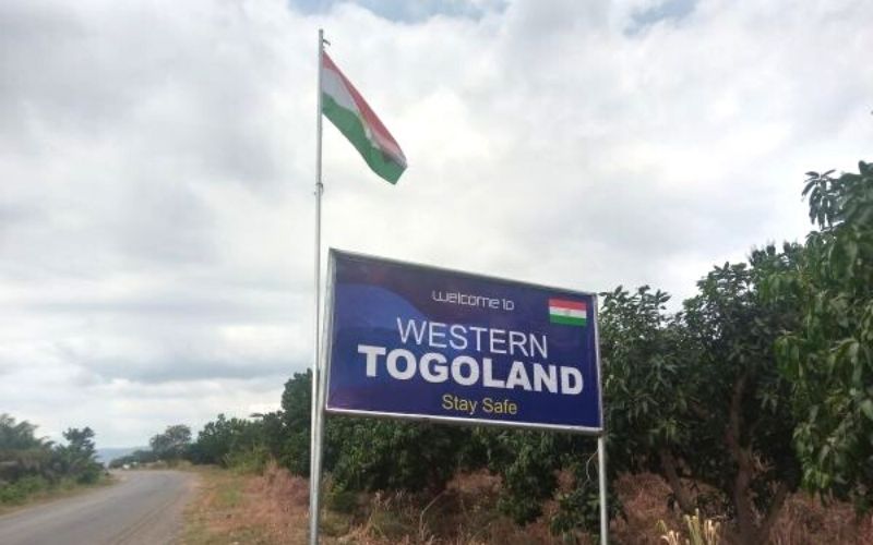 bienvenue-au-togoland-occidental-un-panneau-et-un-drapeau-erige-par-un-groupe-separatiste