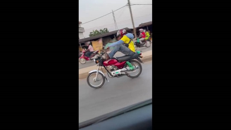 conducteur-TAXI-MOTO-se-donne-en-spectacle