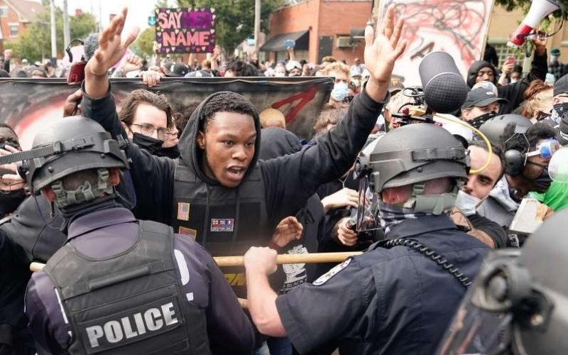 etats-unis-2-policiers-blesses-par-balles-dans-des-manifestations-a-louisville