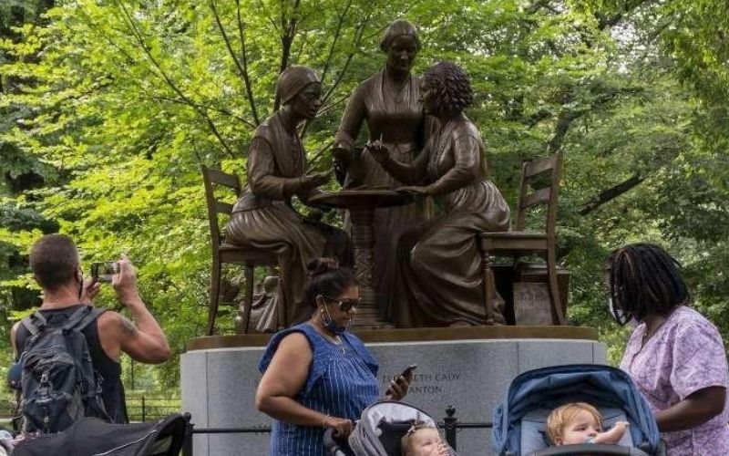 etats-unis-un-nouveau-monument-au-central-park-pour-rendre-hommage-a-3-feministes