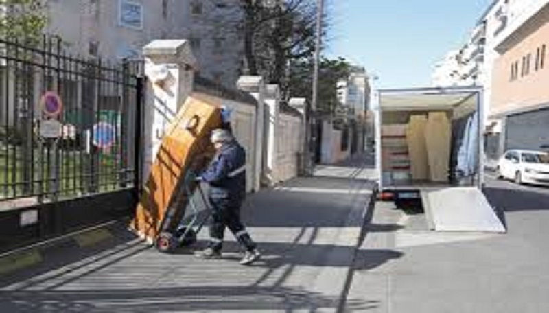 fatigues-ils-laissent-le-cercueil-de-leur-proche-en-pleine-rue