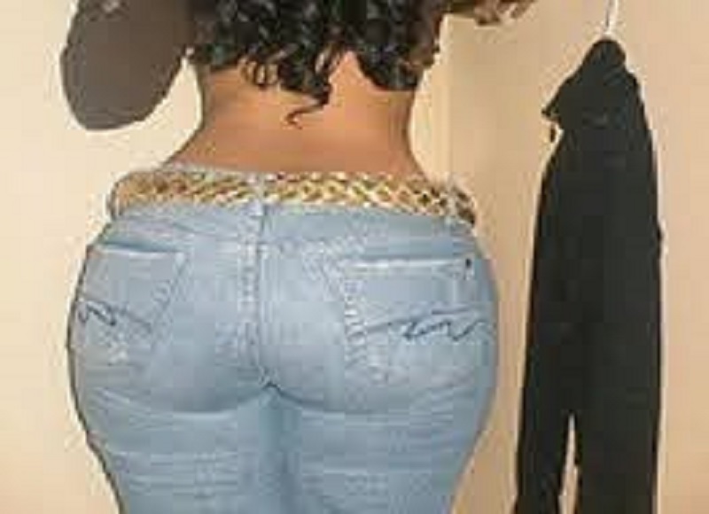 il-passe-son-temps-a-contempler-le-derriere-dune-femme