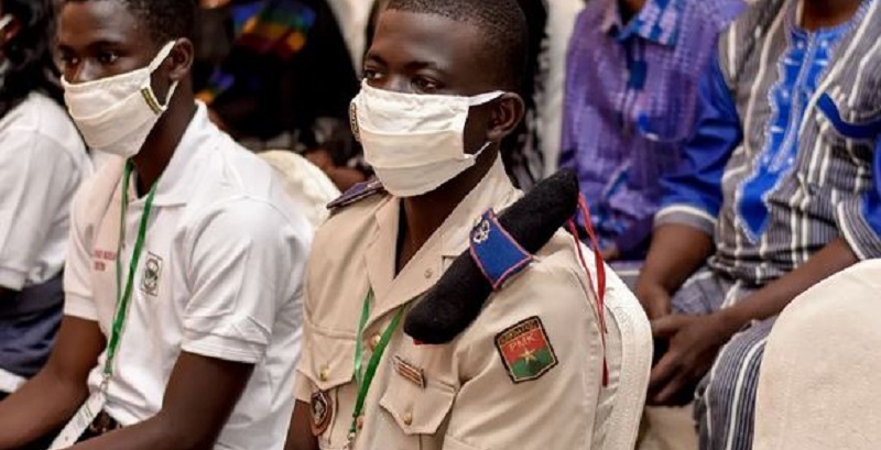 in-Bac-au-Burkina-Faso-un-jeune-Beninois-classe-1er-et-recoit-les-felicitations-du-President-Kabore