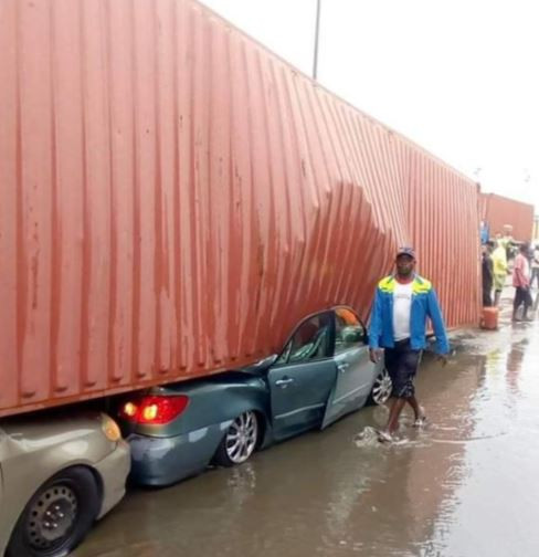 in-Drame-Un-conteneur-chute-et-ecrase-plusieurs-vehicules-en-circulation-a-Apapa-ce-samedi-Photos