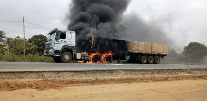 in-Togo-Route-dAneho-un-camion-Dangote-en-feu-des-usagers-morts-calcines