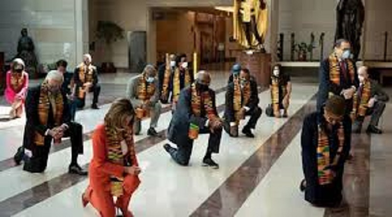 les-democrates-s-agenouillent-en-hommage-aux-victimes