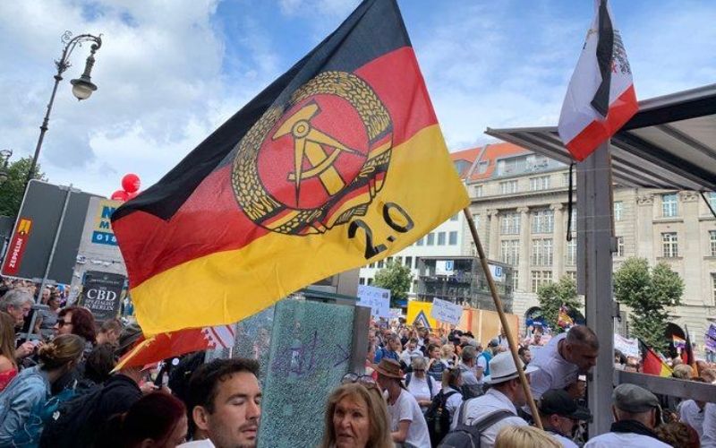 manifestation-anticorona-a-berlin-le-gouvernement-reagit