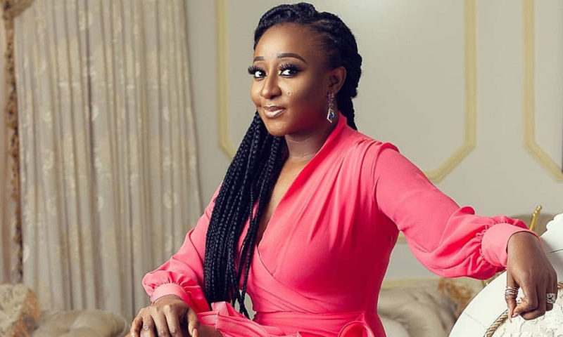 Ini Edo : l'actrice dévoile ses courbes dans de nouvelles photos t0rrides