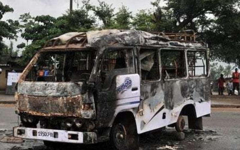 tension-en-cote-divoire-des-vehicules-de-transport-en-commun-incendies