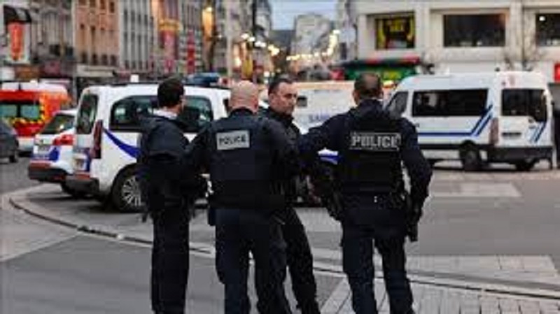 un-homme-tente-de-percuter-des-policiers